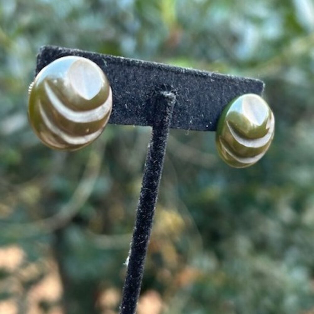 Bakelite Hunter Green Carved Button Earrings - image 2